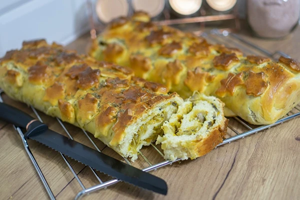 Дрождова кулебяка със зеле и печурки