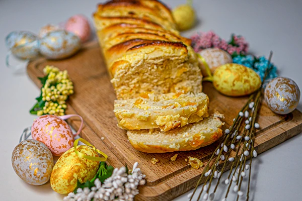 Великденски сладкиш с мая, извара и кайсии
